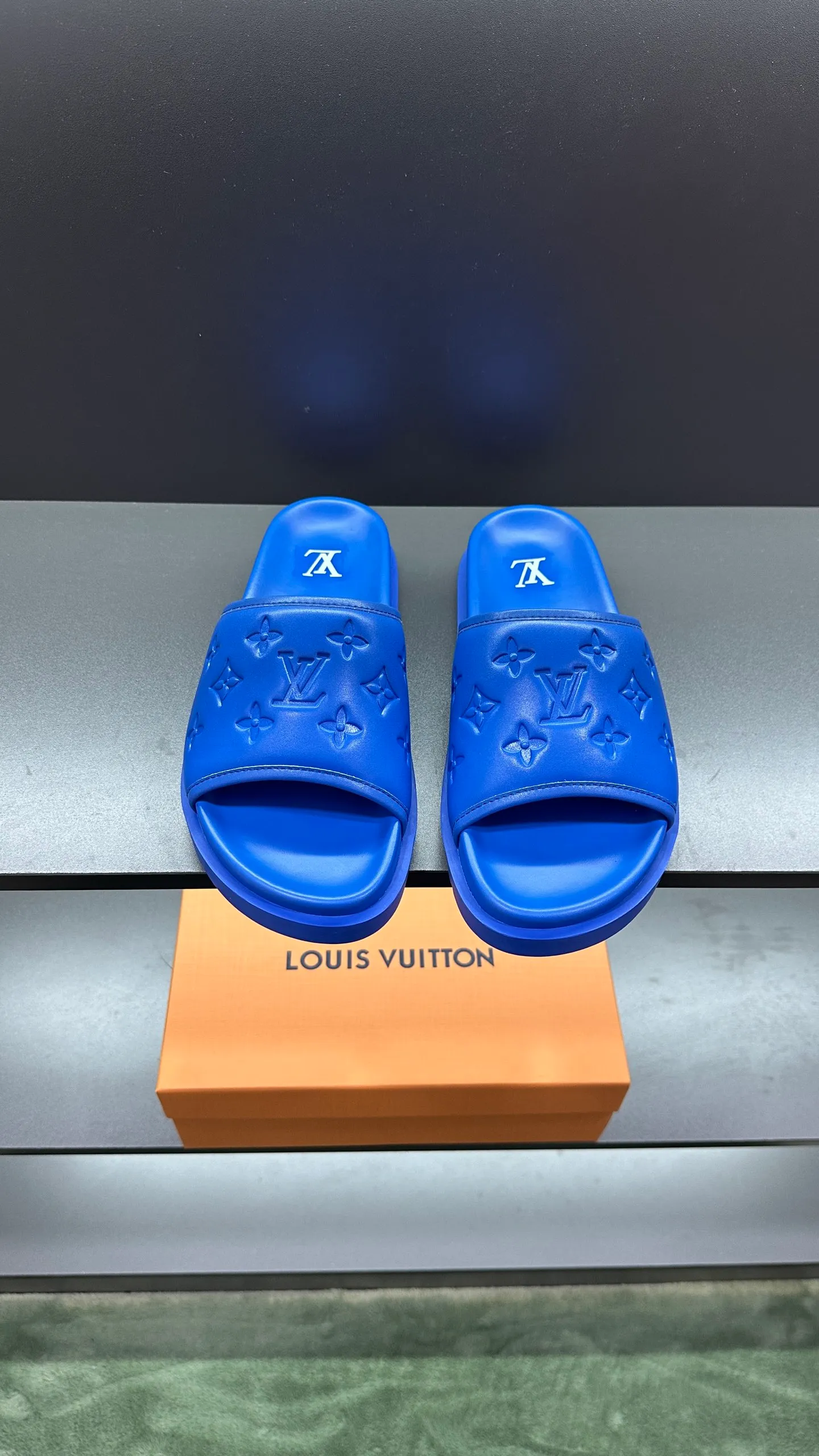 [L Home] P: 300💰Size: 38-45 Top purchasing lv men's summer slippers, classic presbyopia with soft real leather lining, unique color splicing effect, distinctive personality, fashionable and trendy essential style, light and comfortable. Lightweight and tough rubber insole, micro ridged foam outsole, super comfortable!